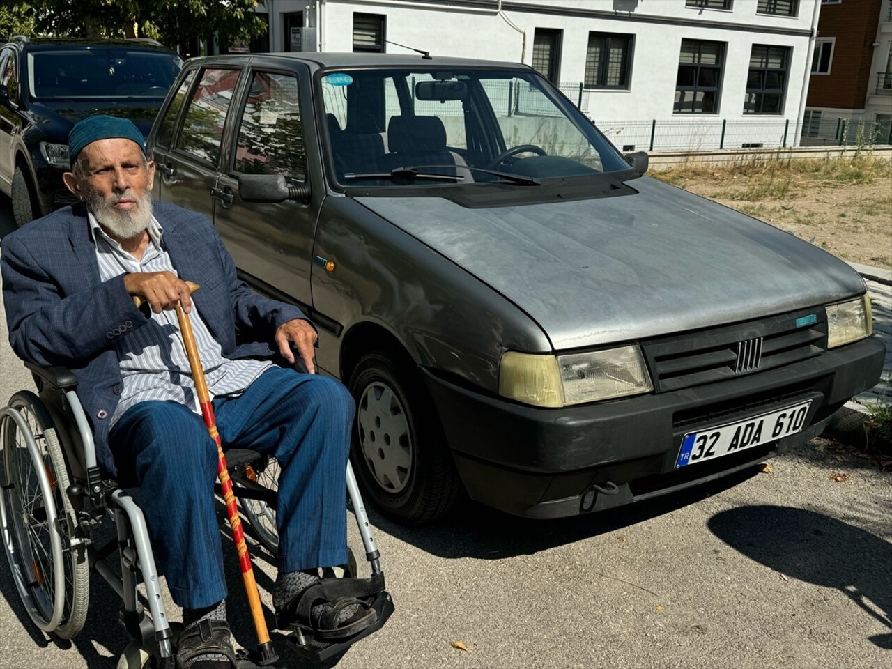 Isparta'da şehit ve gazi torunu 85 yaşındaki Kadir Öztürk, otomobilini Türkiye Harp Malulü...