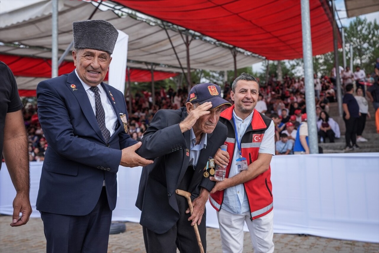 Kütahya'nın Pazarlar ilçesinde yaşayan Kore Savaşı gazisi Hüseyin Bodur (sol 2), güçlükle ayakta...