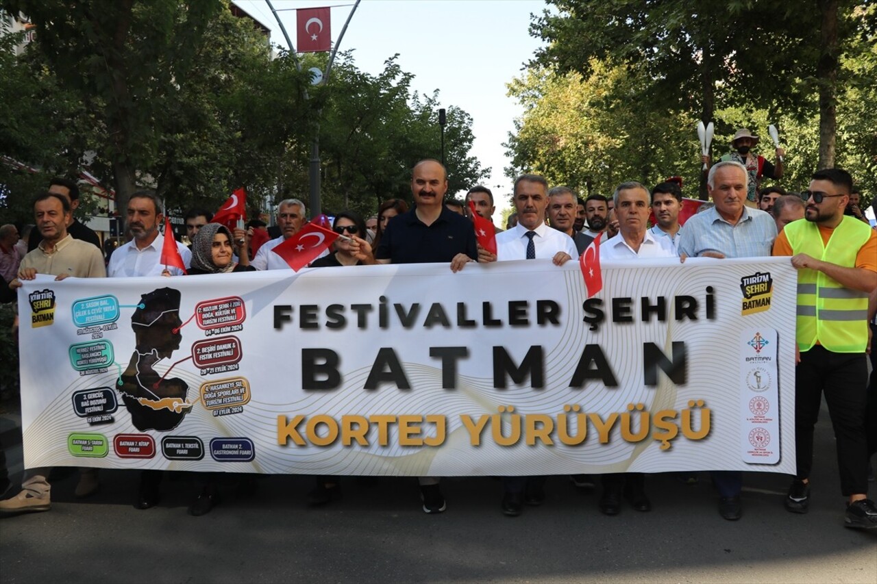 Batman'ın 5 ilçesinde gerçekleştirilecek festivallerin tanıtımı amacıyla kortej yürüyüşü...