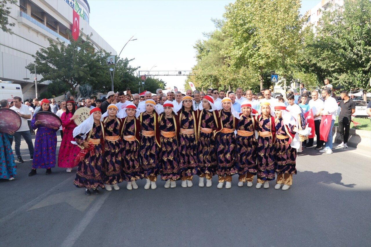 Batman'ın 5 ilçesinde gerçekleştirilecek festivallerin tanıtımı amacıyla kortej yürüyüşü...