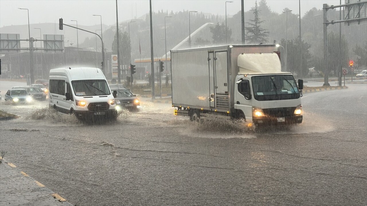 Karabük'te sağanak, hayatı olumsuz etkiledi. Kent merkezi ve Safranbolu ilçesinde sağanak...