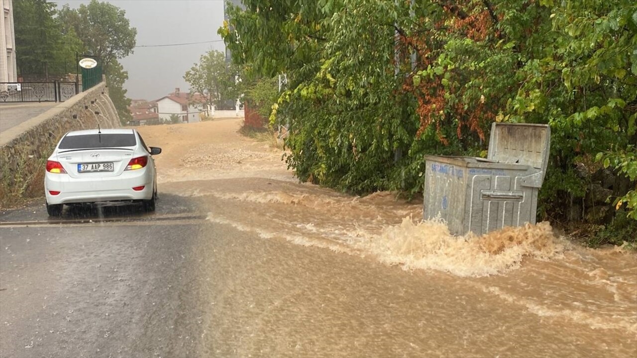 Karabük'te sağanak, hayatı olumsuz etkiledi. Cumhuriyet Mahallesi 79. Cadde'de de 5 katlı bir...