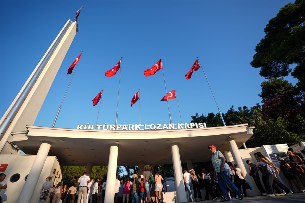 İzmir Büyükşehir Belediyesi tarafından bu yıl 93'üncüsü "teknoloji" temasıyla düzenlenen İzmir...