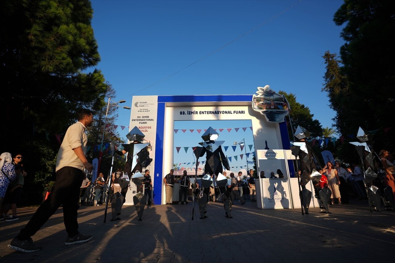 İzmir Büyükşehir Belediyesi tarafından bu yıl 93'üncüsü "teknoloji" temasıyla düzenlenen İzmir...