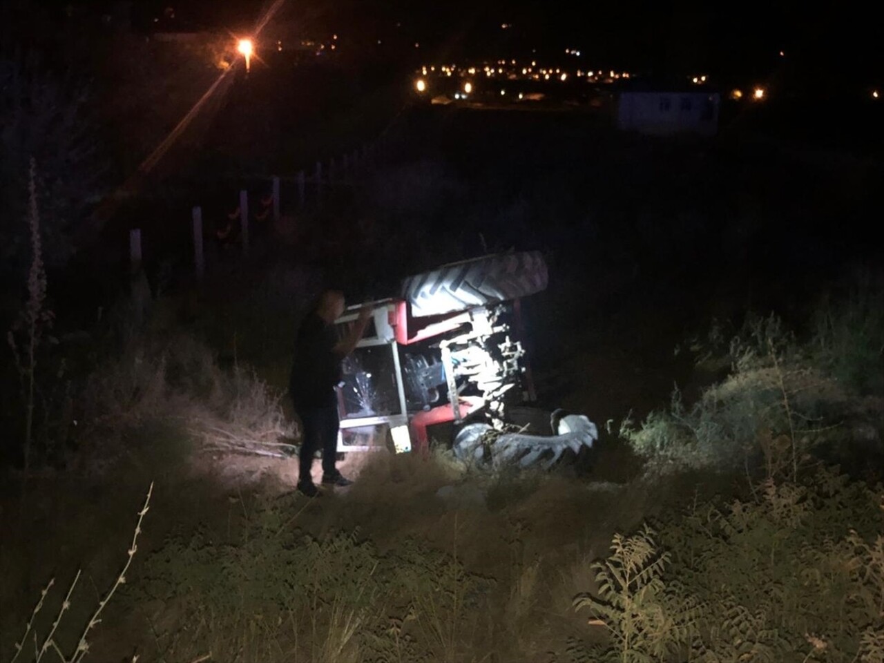 Elazığ'ın Kovancılar ilçesinde otomobil traktörün çarpışması sonucu 5 kişi yaralandı.