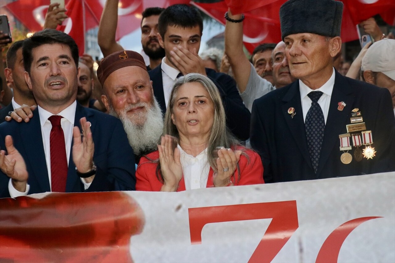 Trabzon'da 30 Ağustos Zafer Bayramı dolayısıyla Kahramanmaraş Caddesi'nde fener alayı düzenlendi....