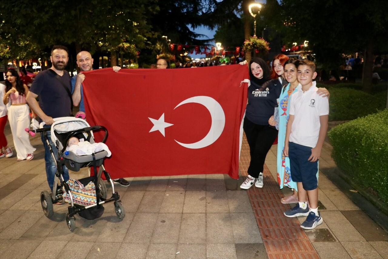 Trabzon'da 30 Ağustos Zafer Bayramı dolayısıyla Kahramanmaraş Caddesi'nde fener alayı düzenlendi....