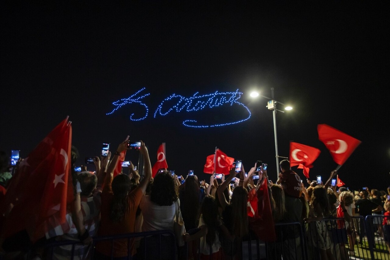 İzmir'de, 30 Ağustos Zafer Bayramı'nın 102. yıl dönümü kutlamaları kapsamında Alsancak Gündoğdu...