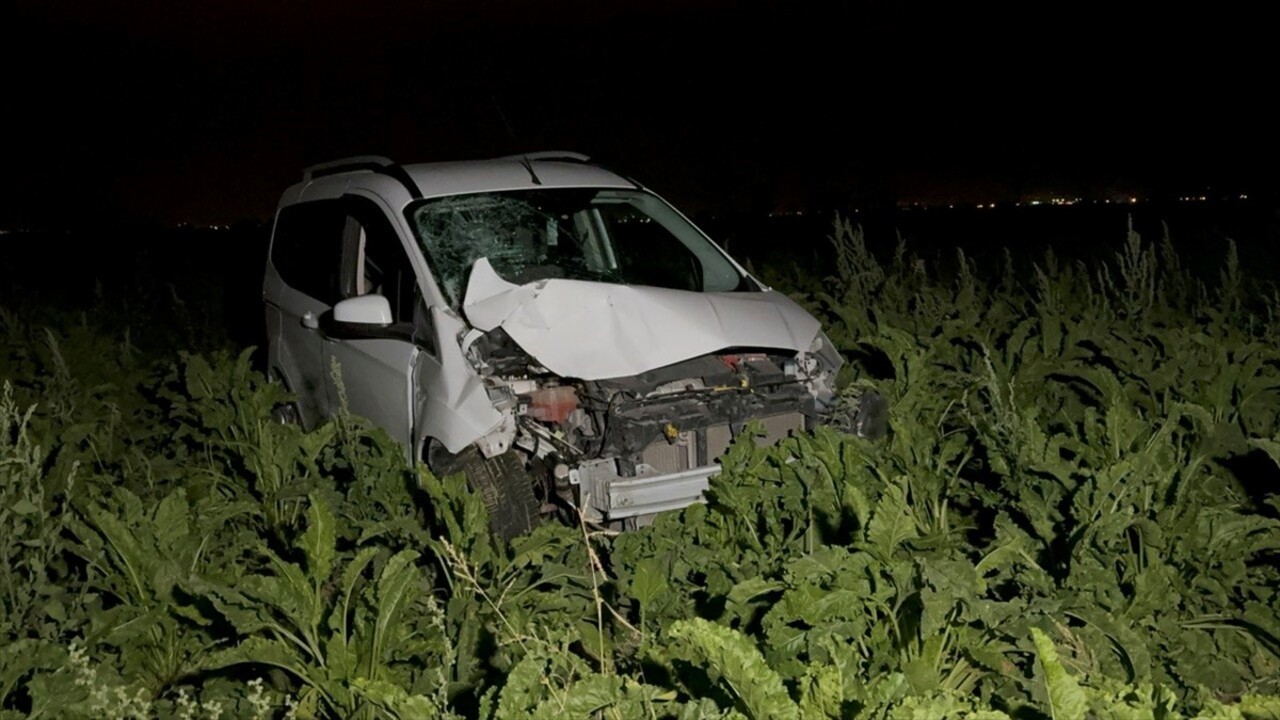 Aksaray'da hafif ticari aracın çarptığı motosikletin sürücüsü yaşamını yitirdi, aynı aileden 3...