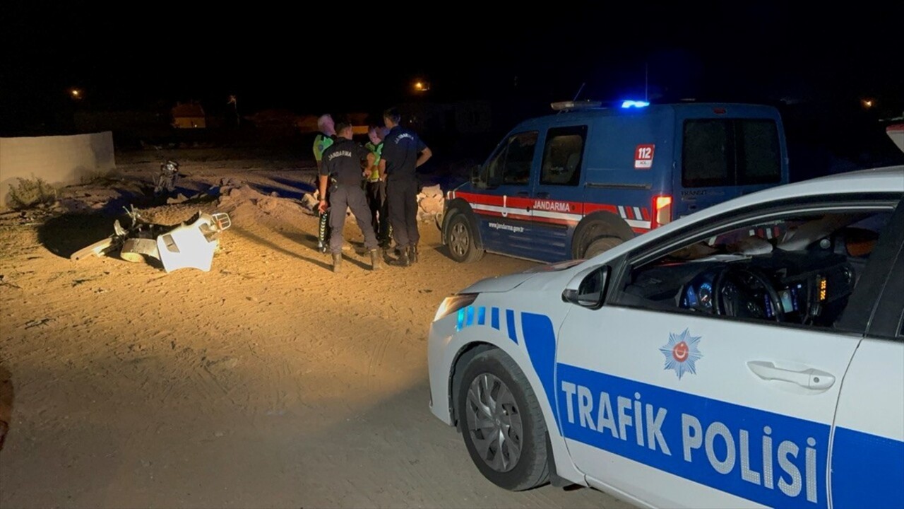 Aksaray'da hafif ticari aracın çarptığı motosikletin sürücüsü yaşamını yitirdi, aynı aileden 3...