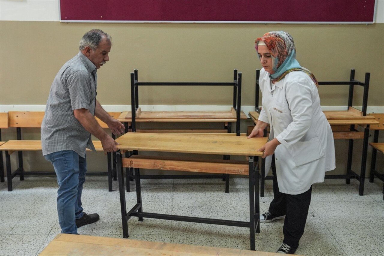  Yeni eğitim öğretim yılının başlaması için geri sayım sürerken, İstanbul'daki okullarda bakım...