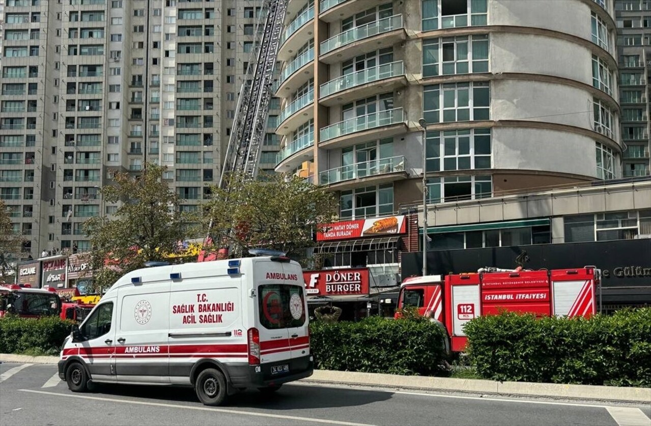 Esenyurt'ta 33 katlı binada çıkan yangına itfaiye ekipleri müdahale ediyor. Ekiplerin, binada...