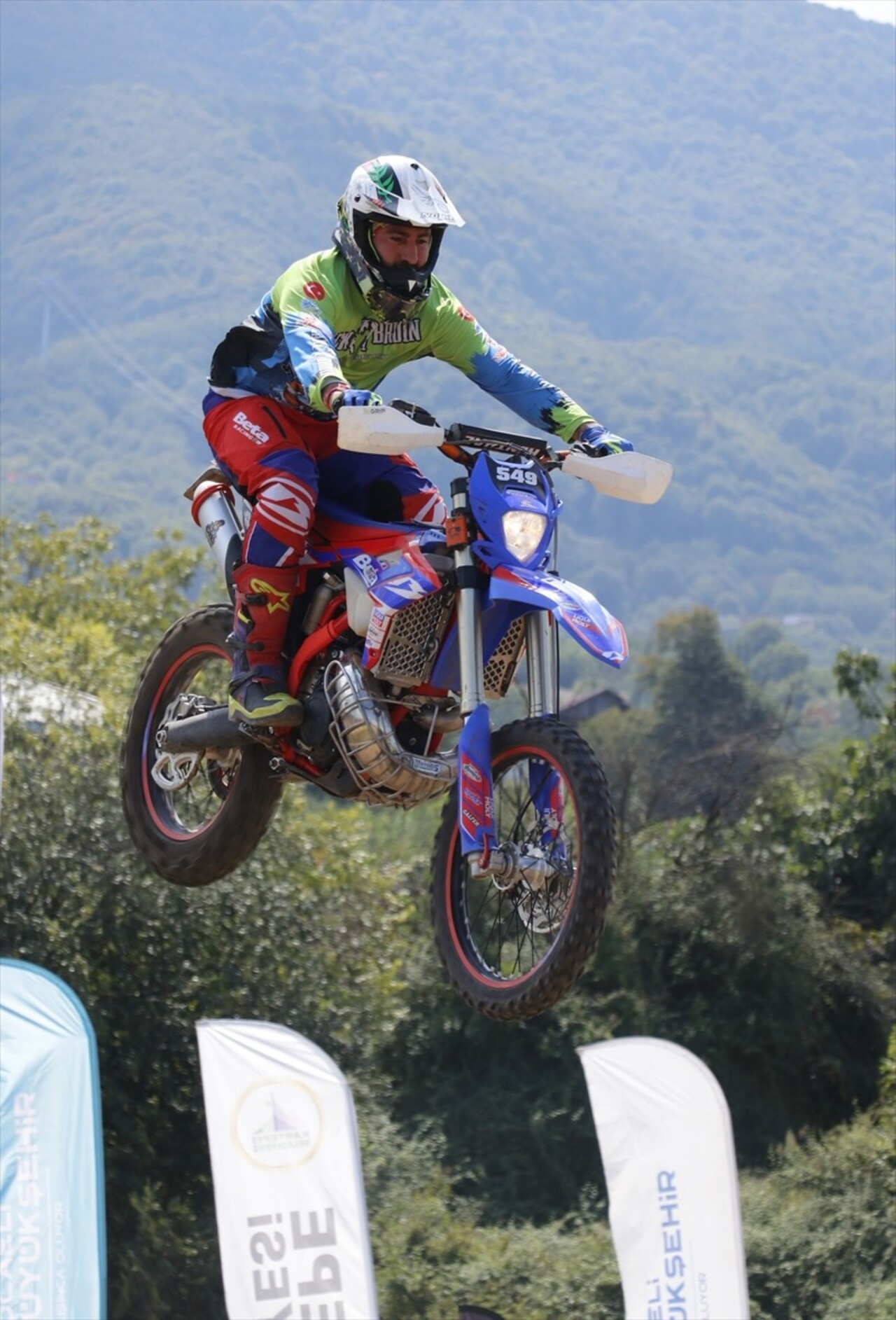 Türkiye Süper Enduro Şampiyonası'nın 3. ayağı, Kocaeli'nin Kartepe ilçesinde başladı. Motocross...