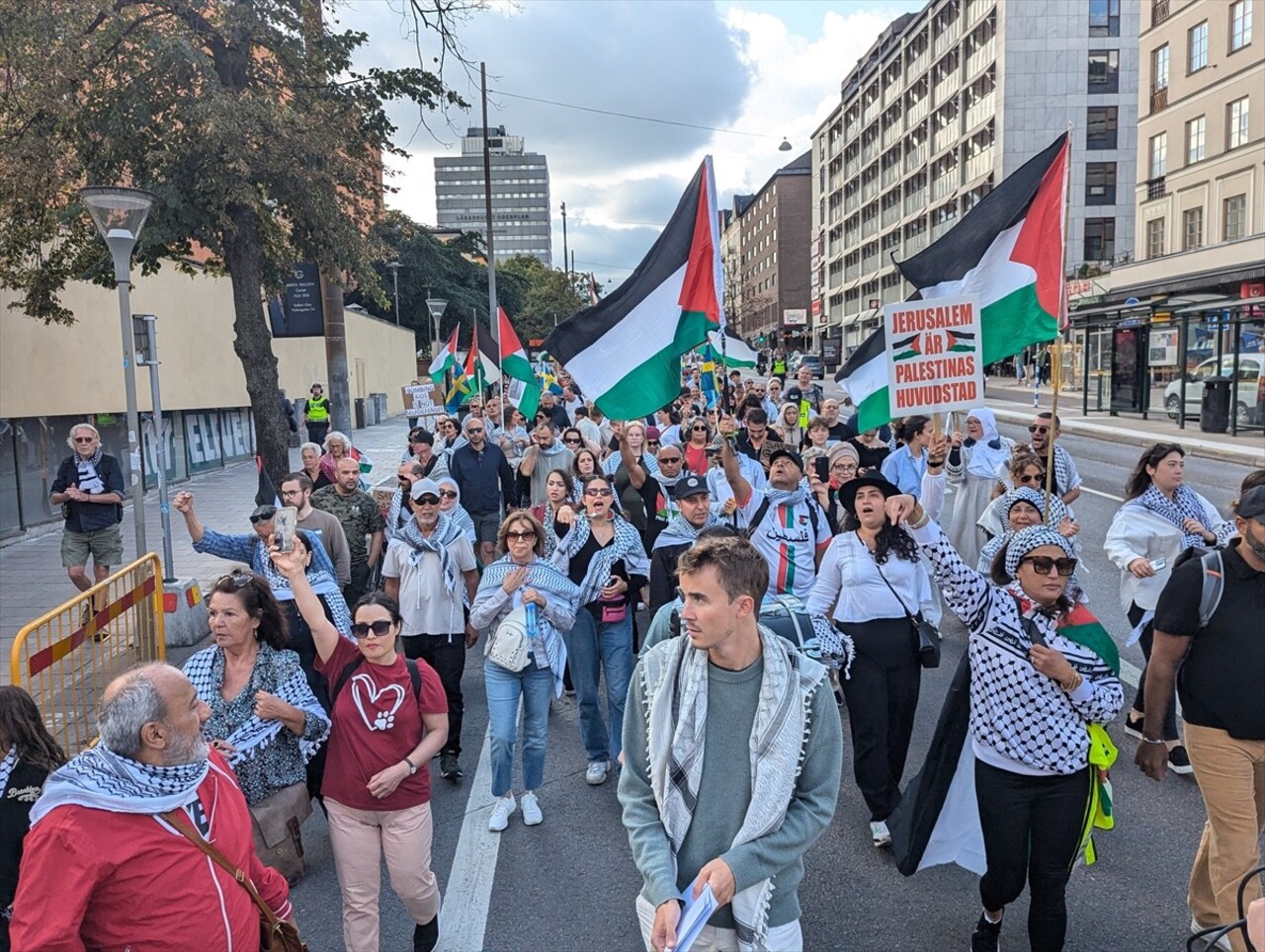 İsveç'in başkenti Stockholm'de Filistin'le dayanışma gösterisi için toplanan yüzlerce kişi...