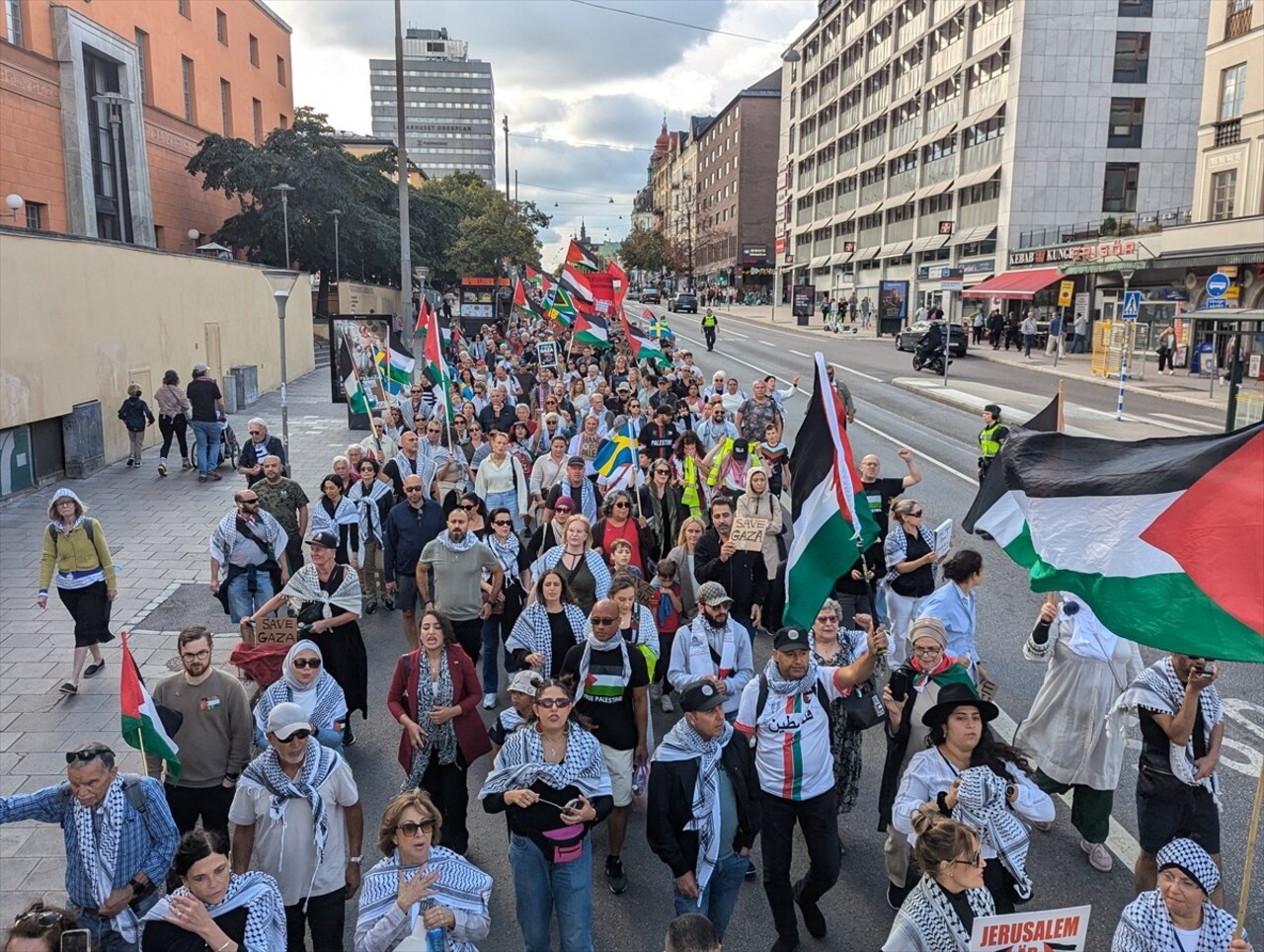 İsveç'in başkenti Stockholm'de Filistin'le dayanışma gösterisi için toplanan yüzlerce kişi...