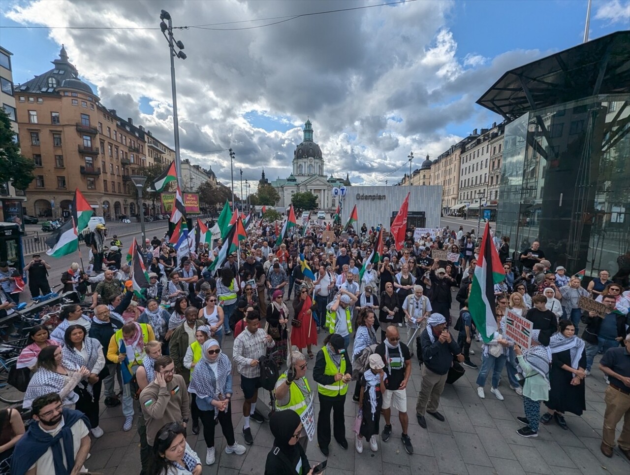 İsveç'in başkenti Stockholm'de Filistin'le dayanışma gösterisi için toplanan yüzlerce kişi...