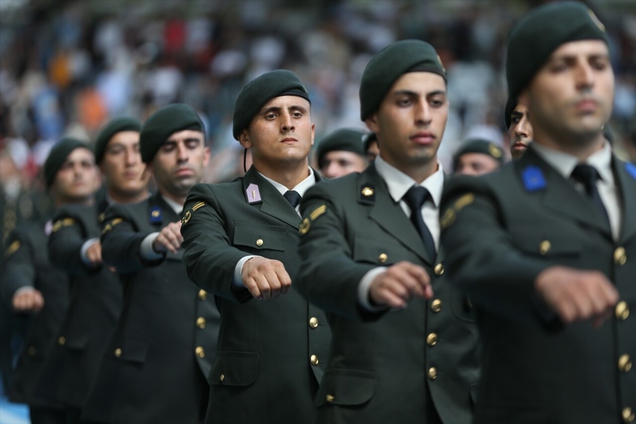 Milli Savunma Üniversitesi (MSÜ) Balıkesir Kara Astsubay Meslek Yüksekokulu'nda Diploma ve Sancak...