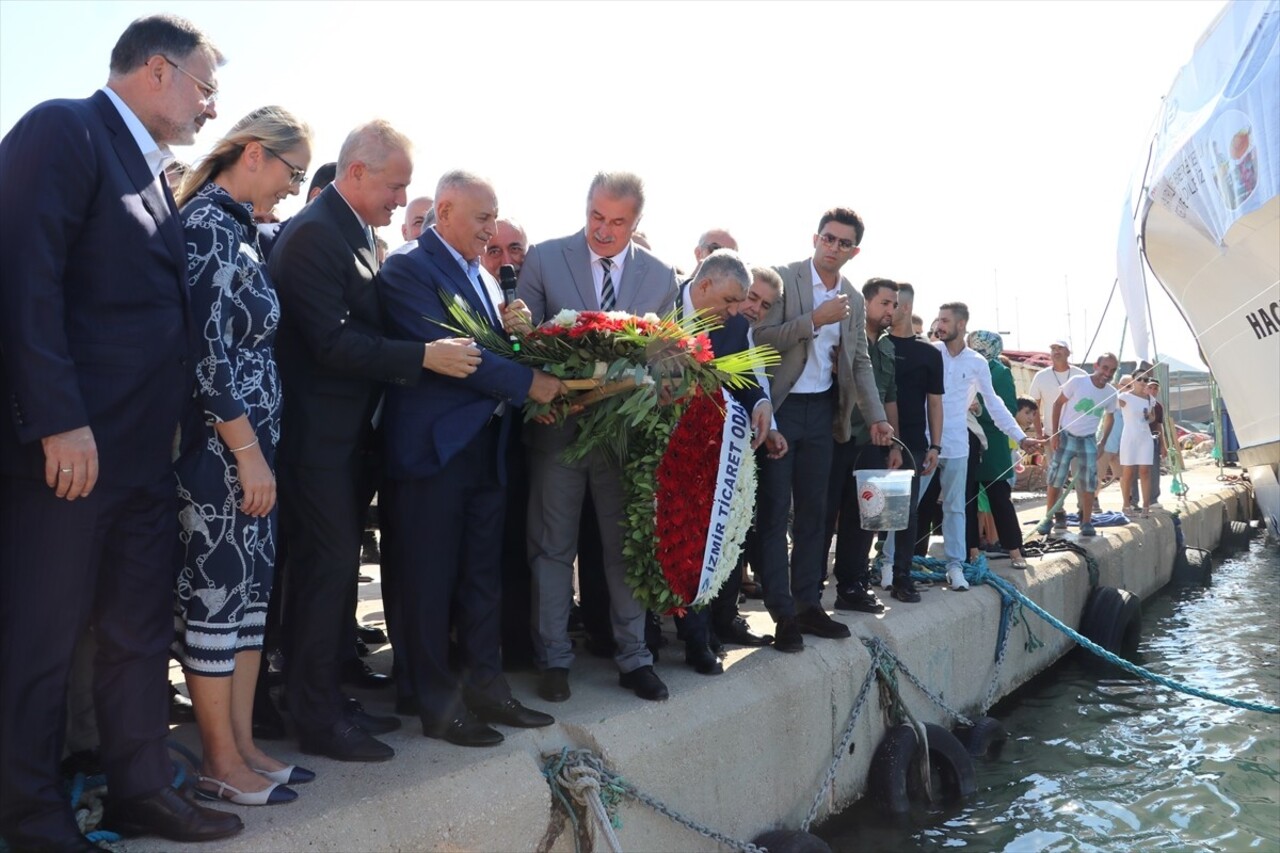 İzmir'de denizlerde avlanma yasağının sona ermesi nedeniyle Güzelbahçe Yalı Balıkçı Limanı'nda su...