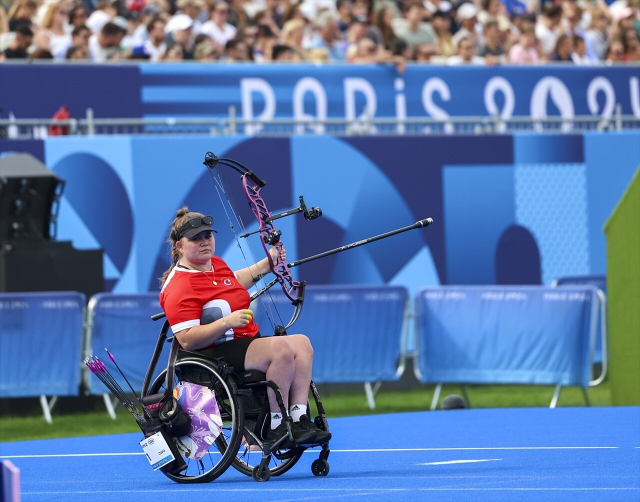 Paris 2024 Paralimpik Oyunları'nda kadınlar makaralı yay son 16 turunda milli para okçu Öznur Cüre...