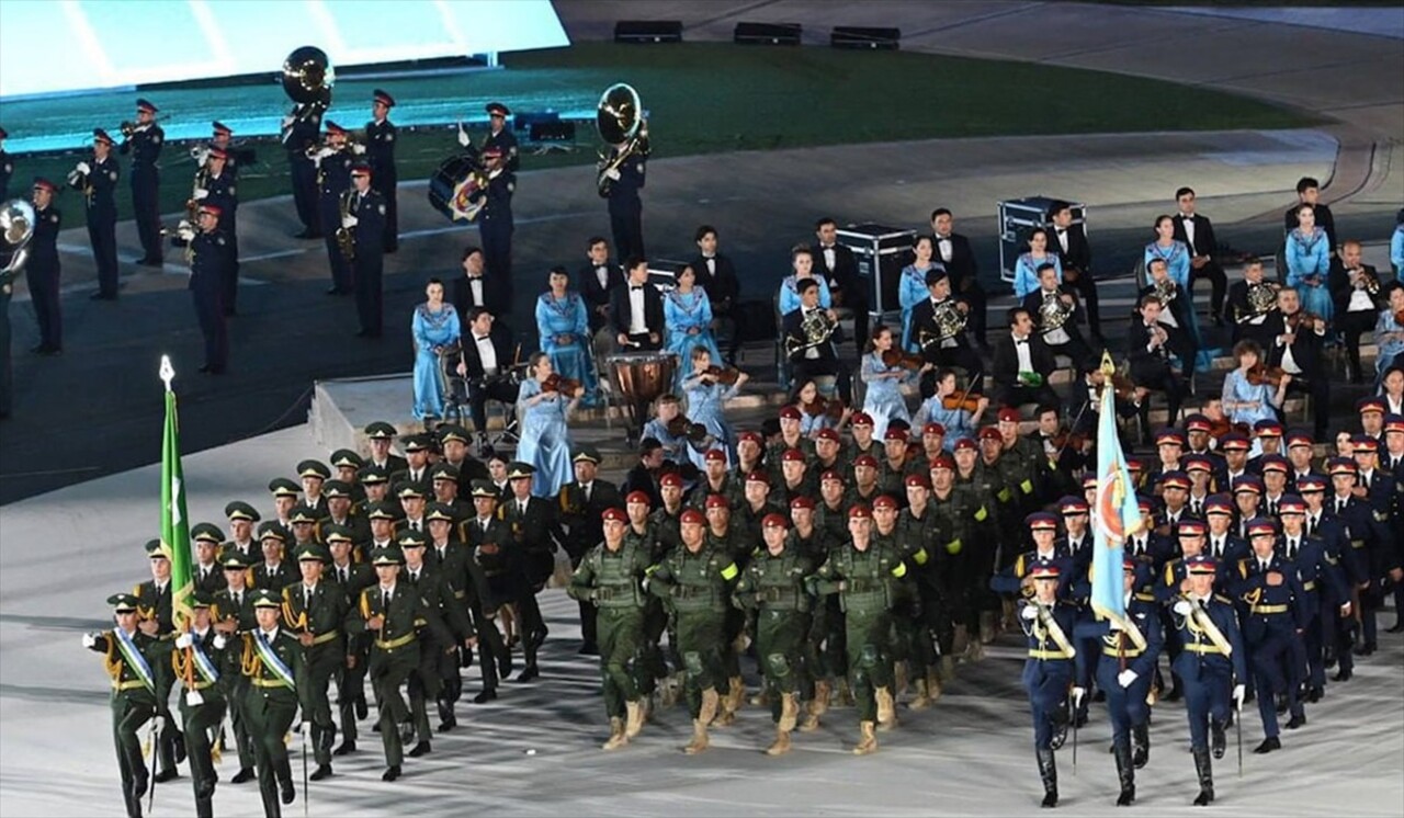 Özbekistan'da bağımsızlığın 33. yılı çeşitli etkinliklerle kutlanıyor.
Başkent Taşkent başta olmak...