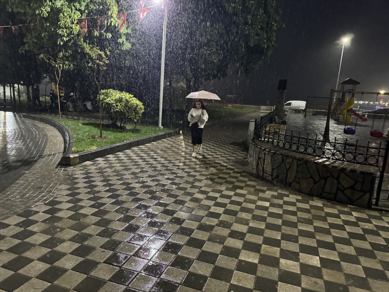 Tekirdağ'ın Süleymanpaşa ve Çorlu ilçelerinde sağanak etkili oldu. Bazı vatandaşlar şemsiye ve...