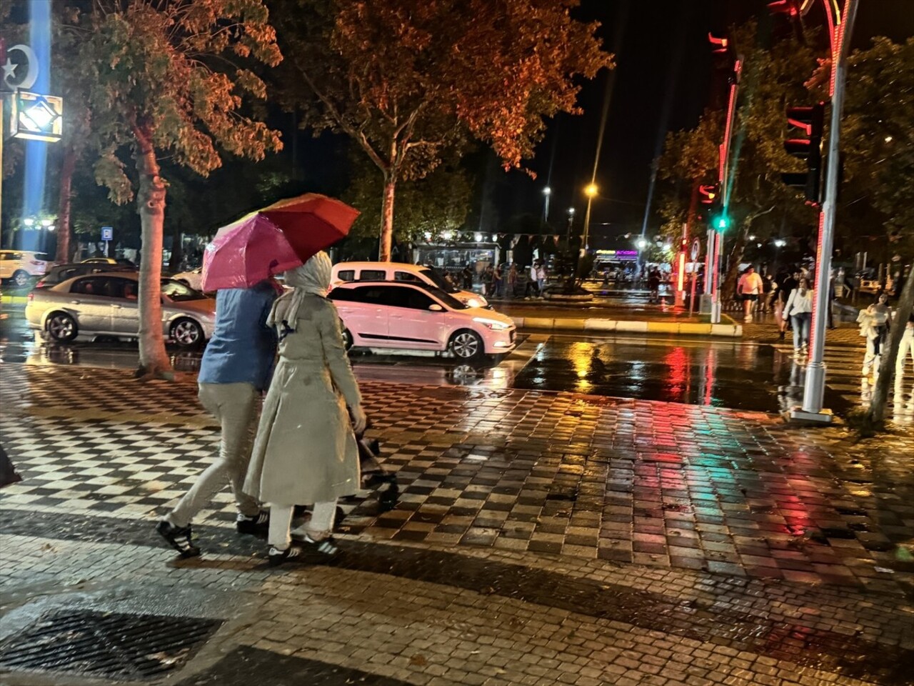 Tekirdağ'ın Süleymanpaşa ve Çorlu ilçelerinde sağanak etkili oldu. Bazı vatandaşlar şemsiye ve...