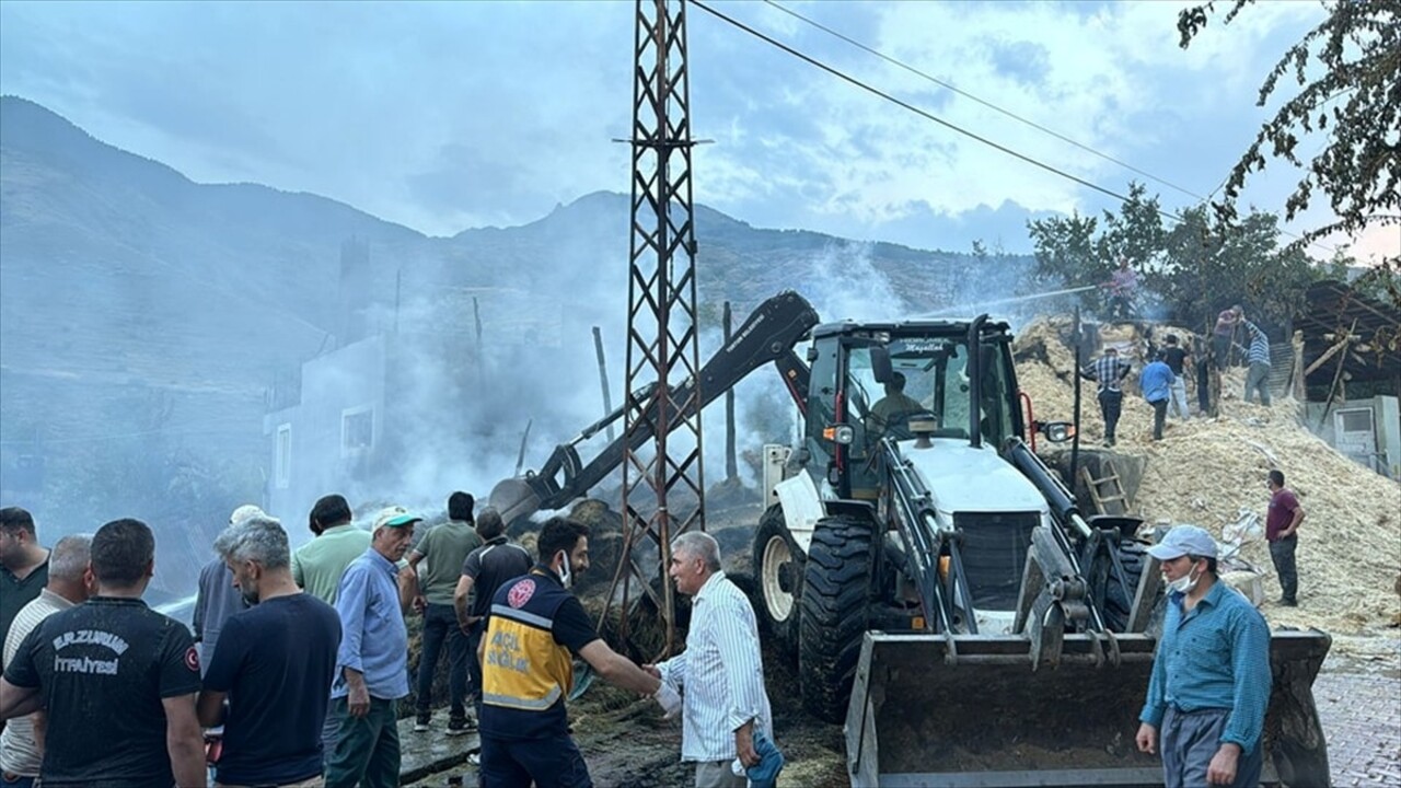 Erzurum'un Tortum ilçesinde çıkan yangında ev, ahır ve samanlık kullanılamaz hale geldi.