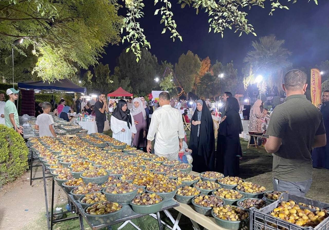 Irak'ın Kerkük kentinde ilki düzenlenen hurma festivaline Kerküklüler büyük ilgi gösterdi.