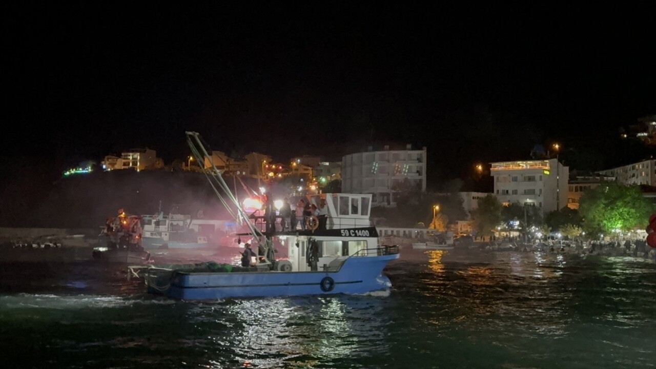 Tekirdağ'da balıkçılar, balık avına dualarla uğurlandı. Edilen duanın ardından aileleri ile...