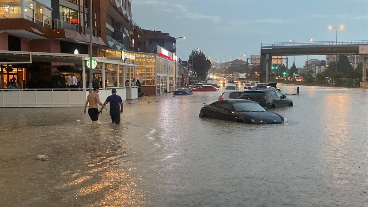 Karabük'te sağanak hayatı olumsuz etkiledi. 100. yıl Mahallesi’nde bazı araçlar su altında...