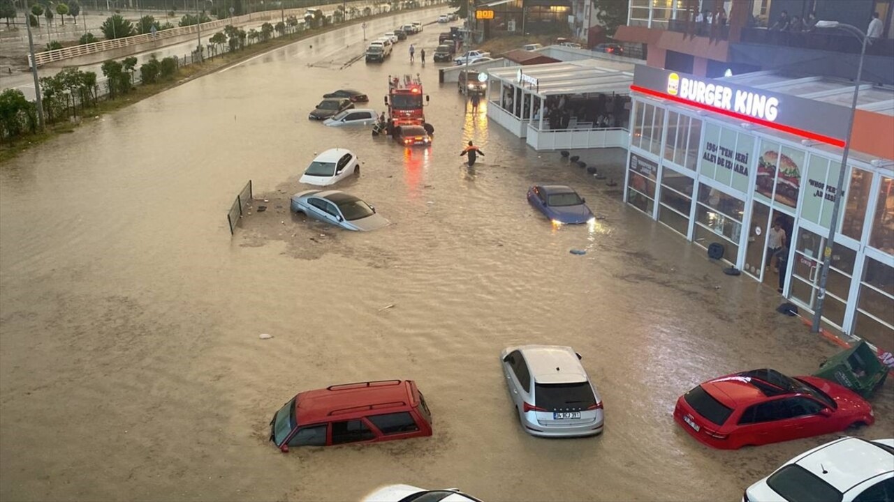 Karabük'te sağanak hayatı olumsuz etkiledi. 100. yıl Mahallesi’nde bazı araçlar su altında...