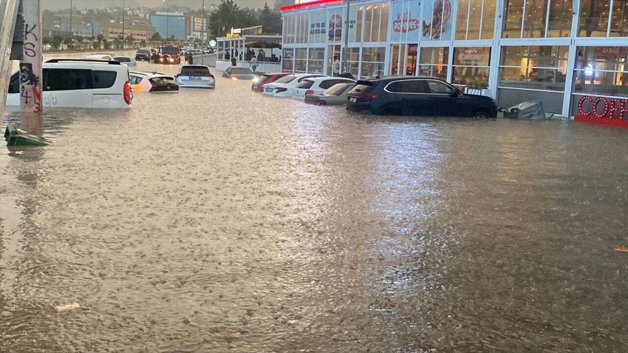 Karabük'te sağanak hayatı olumsuz etkiledi. 100. yıl Mahallesi’nde bazı araçlar su altında...