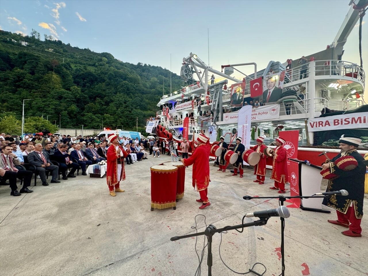 Trabzon'da yarın başlayacak balık avı sezonu dolayısıyla tören yapıldı. Sezonun bereketli geçmesi...