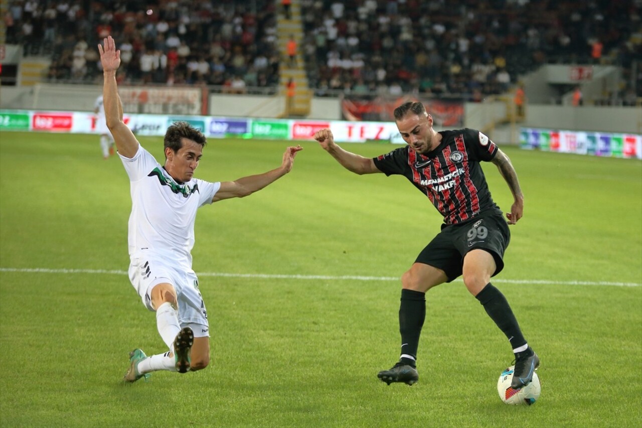 Trendyol 1. Lig'in 4. haftasında Ahlatcı Çorum FK ile Sakaryaspor, Çorum Şehir Stayumu'nda...