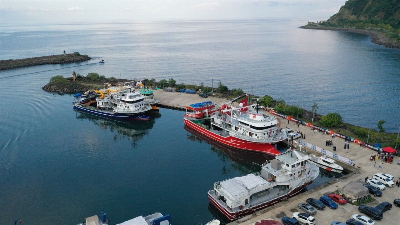 Trabzon'da yarın başlayacak balık avı sezonu dolayısıyla Çarşıbaşı ilçesindeki Yoroz Limanı'nda...