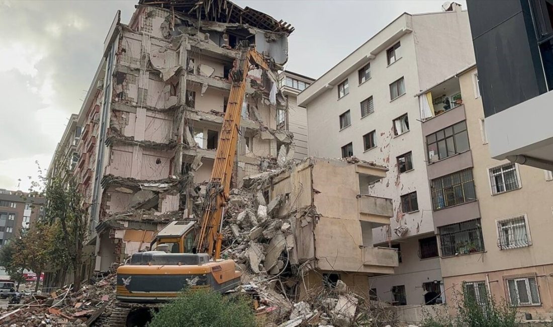 Bahçelievler'de yıkımı süren binadan