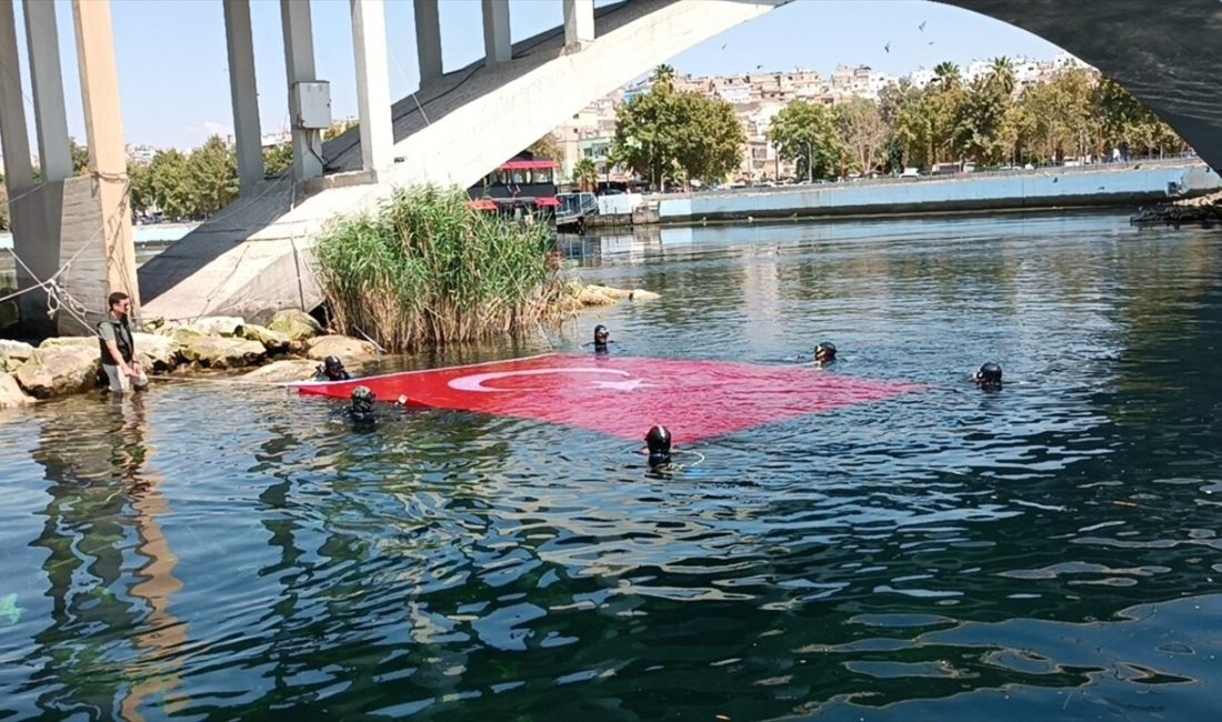 Şanlıurfa'nın Birecik ilçesinde dalgıçlar,