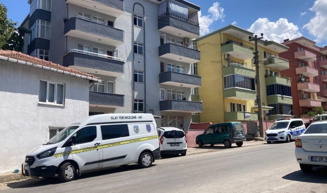 Çanakkale'nin Çan ilçesinde balcondan