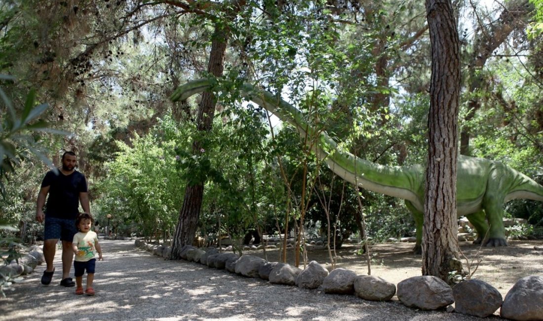 Antalya'nın Dinopark'ı, dinozor temasıyla