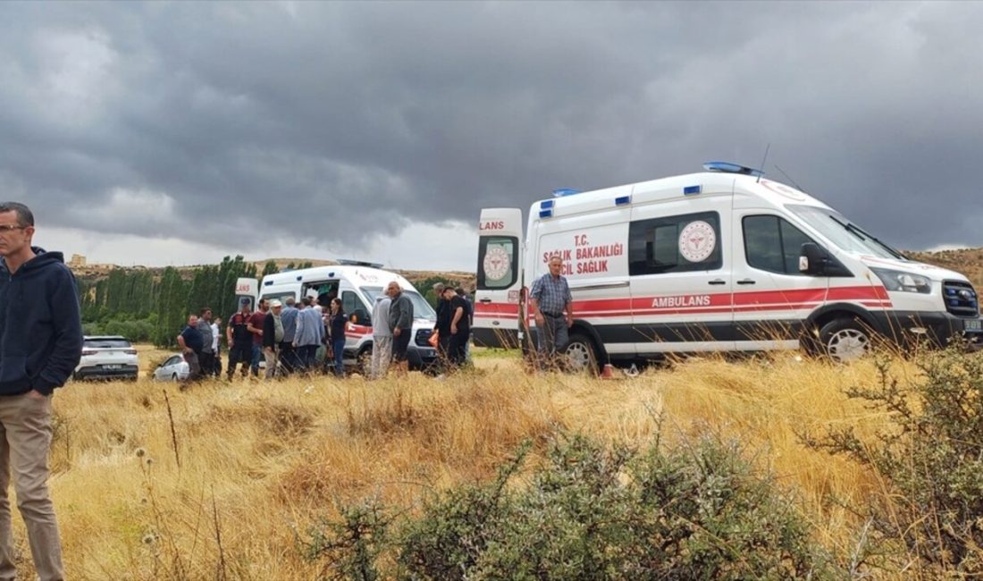 Sivas'ın Gemerek ilçesindeki midibüs