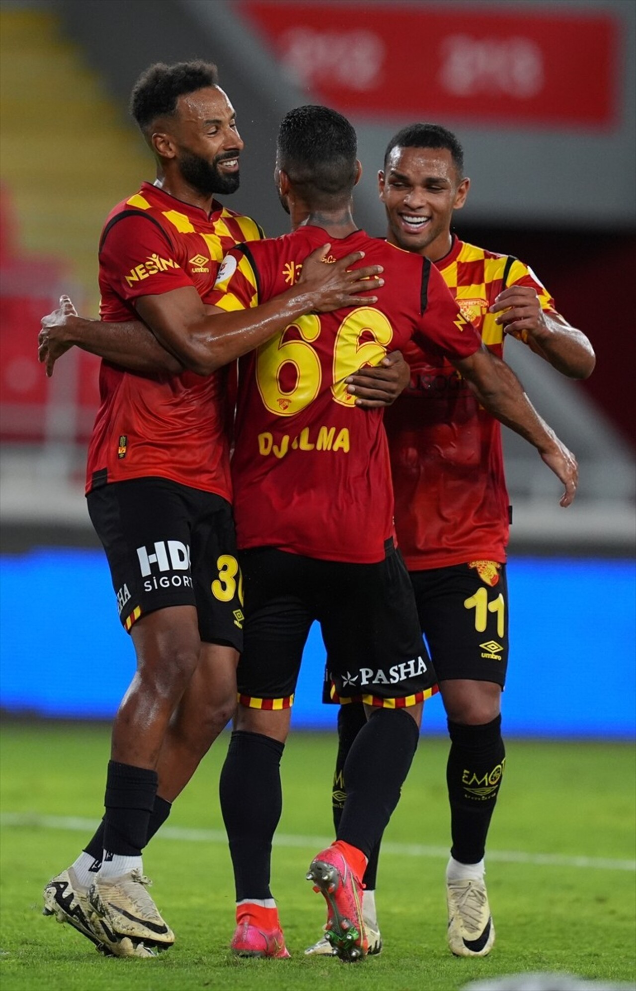 Trendyol Süper Lig'in 4. haftasında Göztepe ile Sipay Bodrum FK takımları, Gürsel Aksel Stadı'nda...