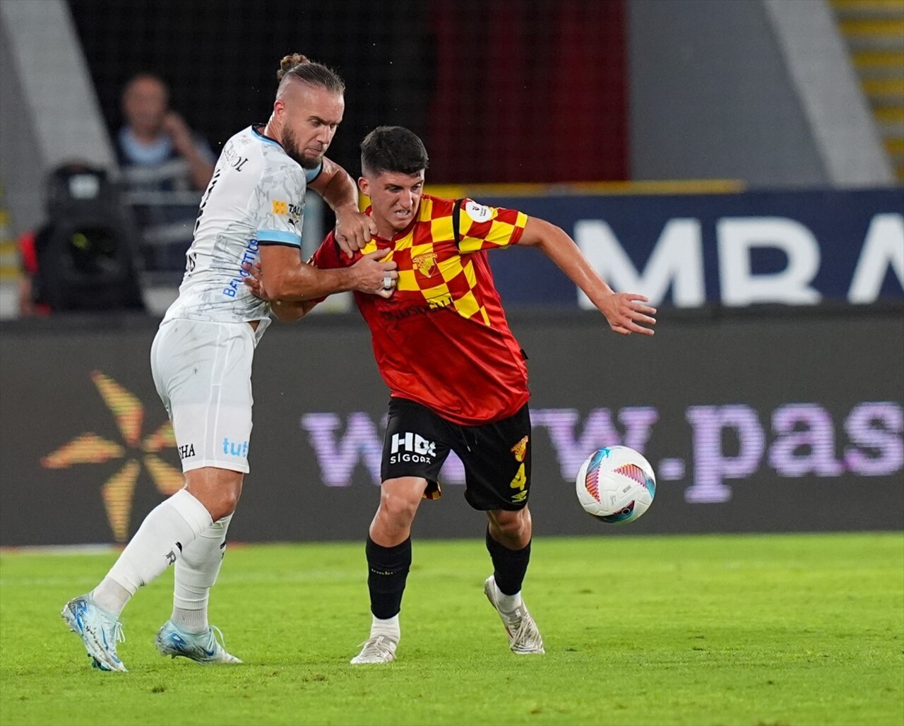 Trendyol Süper Lig'in 4. haftasında Göztepe ile Sipay Bodrum FK takımları, Gürsel Aksel Stadı'nda...