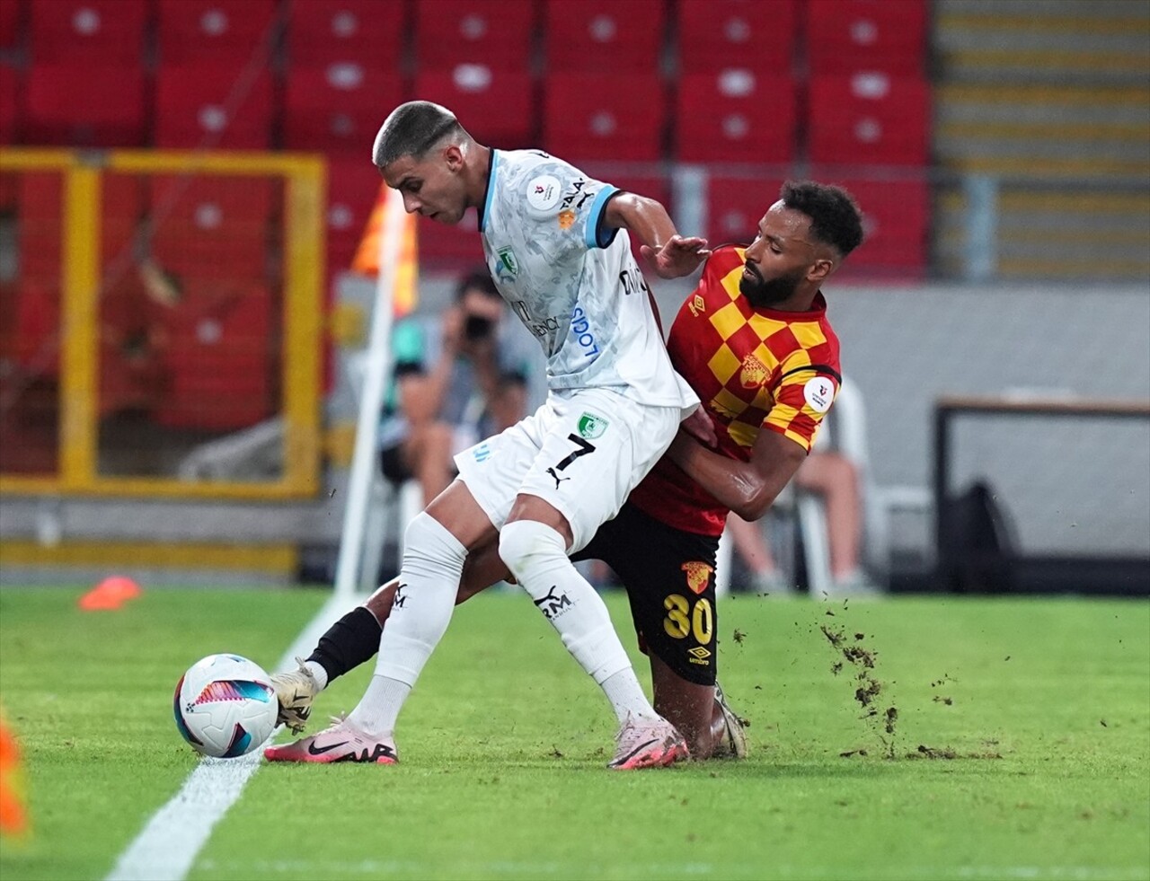 Trendyol Süper Lig'in 4. haftasında Göztepe ile Sipay Bodrum FK takımları, Gürsel Aksel Stadı'nda...