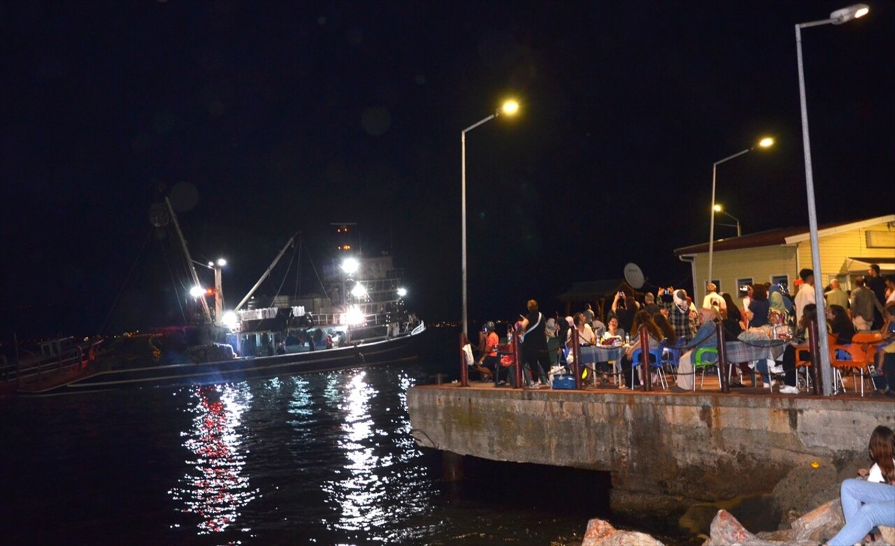 Kocaeli'de av yasağının bu gece yarısı sona ermesiyle denizlere açılacak balıkçılar için tören...