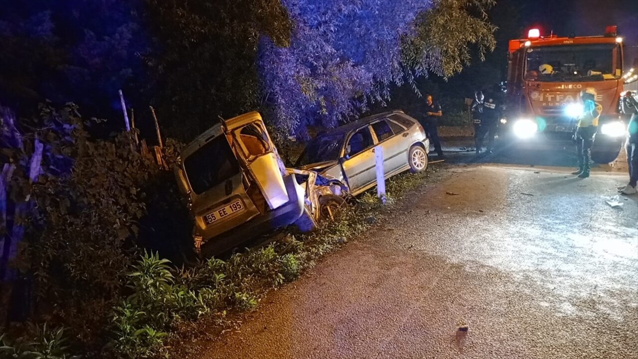 Samsun'un Çarşamba ilçesinde 4 aracın karıştığı trafik kazasında 1 kişi yaşamını yitirdi, 1'i ağır...