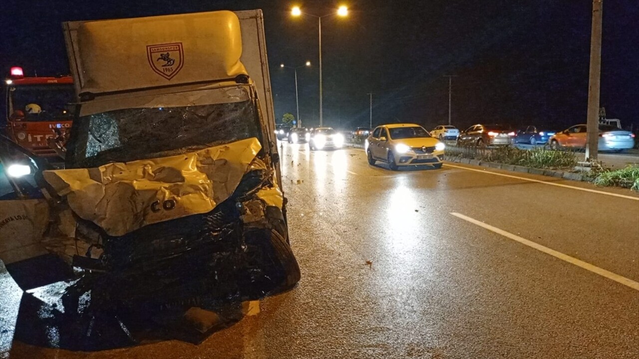 Samsun'un Çarşamba ilçesinde 4 aracın karıştığı trafik kazasında 1 kişi yaşamını yitirdi, 1'i ağır...