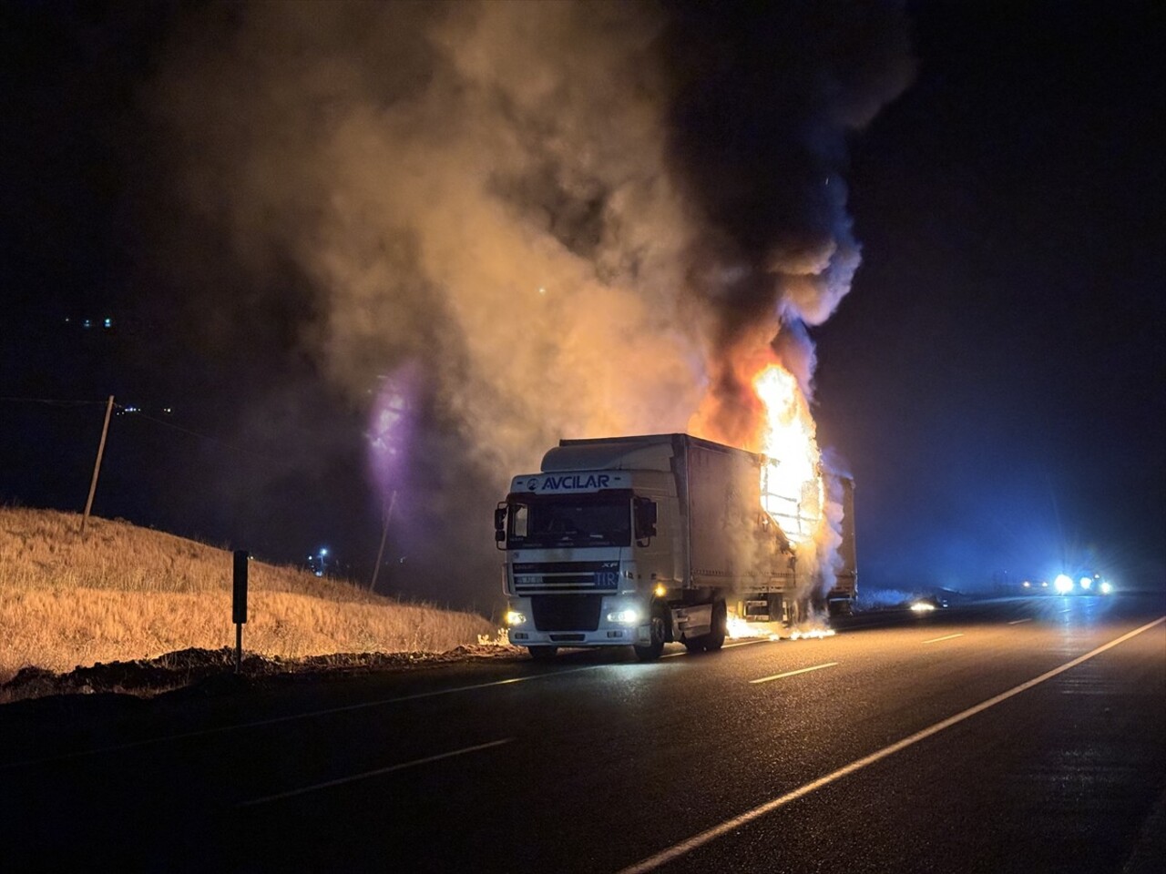 Bingöl'ün Genç ilçesinde seyir halindeki tırda çıkan yangın, itfaiye ekiplerince...