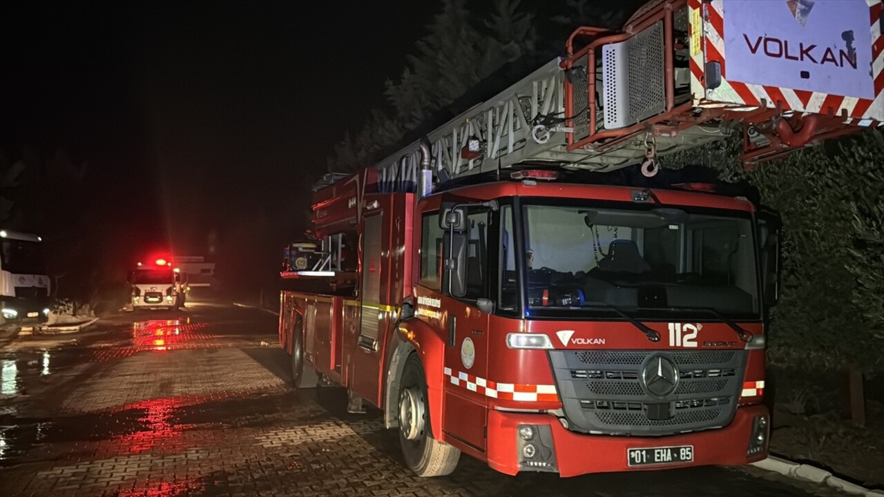 Adana'da, Merkez Sarıçam ilçesi Dağcı Mahallesi'nde, geri dönüşüm fabrikasındaki yangın...