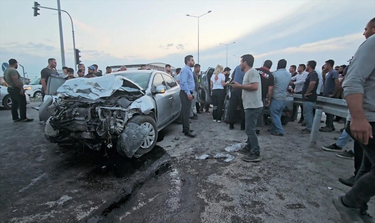 Aksaray'da iki otomobilin çarpışması sonucu 2'si ağır 4 kişi yaralandı.