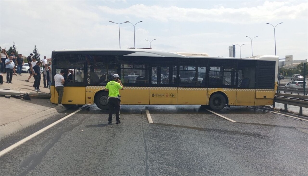 Avcılar'da, yolcusu bulunmayan İETT otobüsünün kaza yapması nedeniyle D-100 kara yolu Edirne...